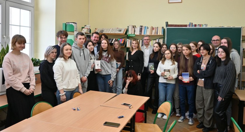 Licealiści z KENa z anglojęzycznymi książkami dzięki wsparciu Fundacji z ABB 