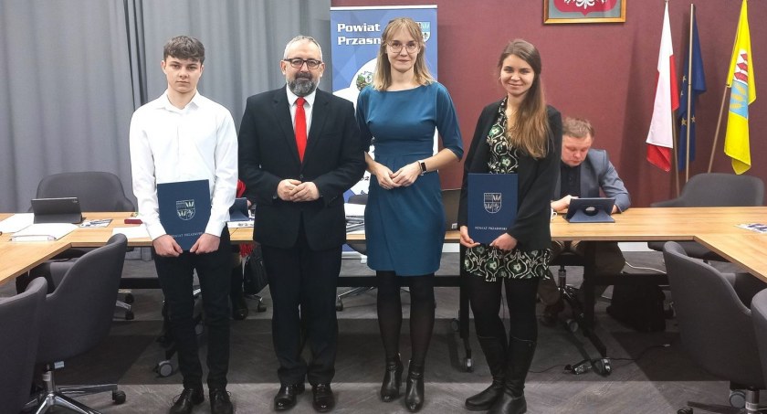 Zarząd Powiatu Przasnyskiego przyznał stypendium i nagrodę za wybitne osiągnięcia dla młodych mieszkańców powiatu przasnyskiego