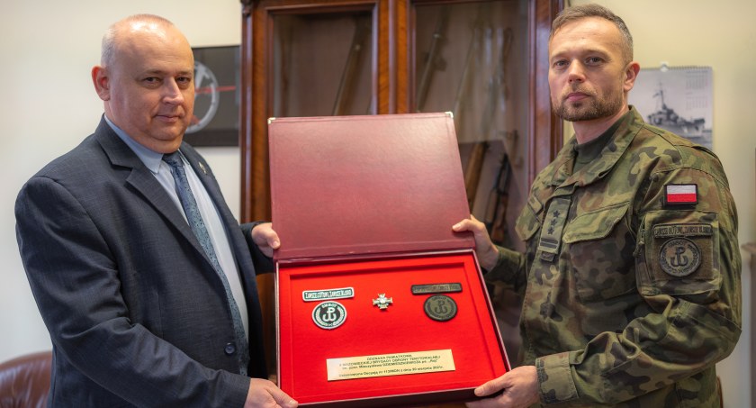 Odznaka pamiątkowa 5 Mazowieckiej Brygady OT w Muzeum Wojska Polskiego