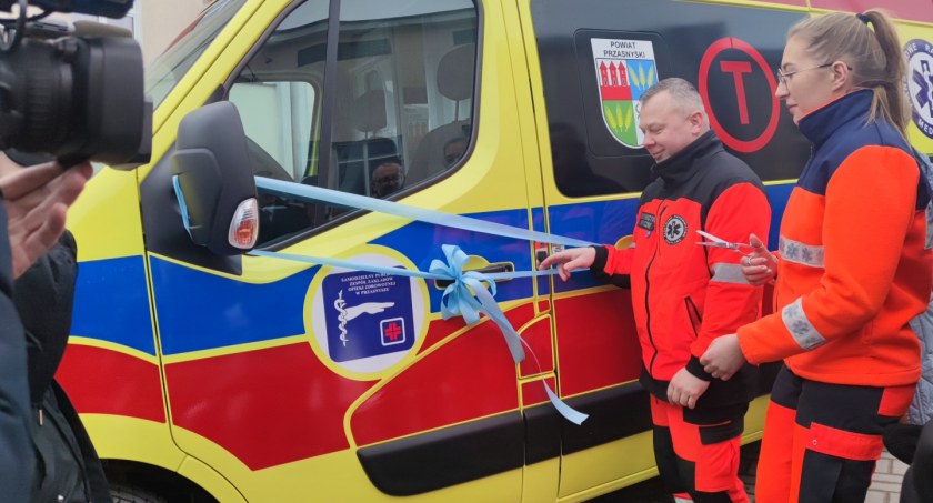 Powiat inwestuje w zdrowie i życie mieszkańców. Nowoczesny ambulans dla szpitala w Przasnyszu