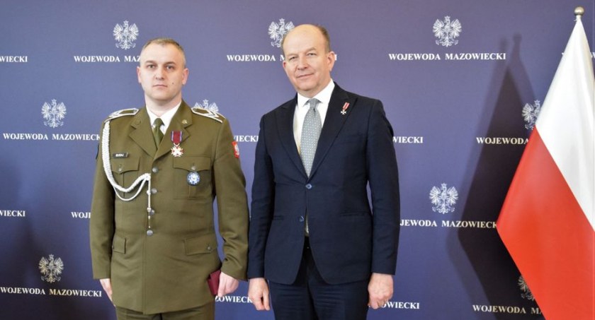 Mariusz Bugaj, mieszkaniec gminy Przasnysz i strażak w jednostce OSP Mchowo odznaczony Srebrnym Krzyżem Zasługi