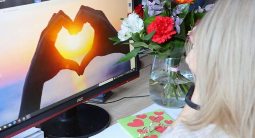 Cyber love story bez happy endu. Policja ostrzega