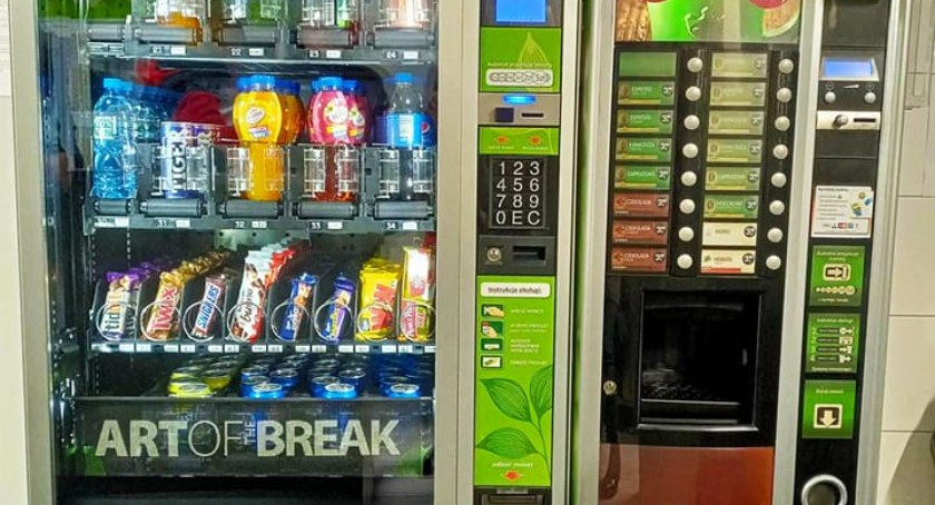 Na powiatowym lodowisku w Przasnyszu stanęły automaty z napojami i przekąskami