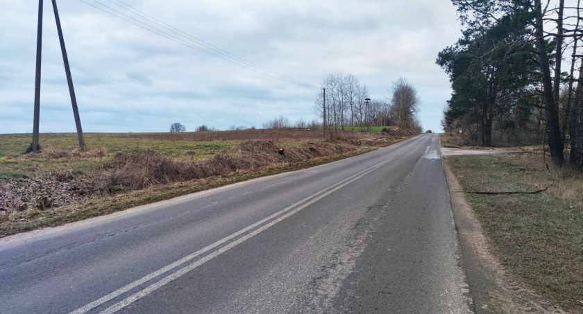 Trwa wycinka zakrzaczeń w pasie dróg powiatowych