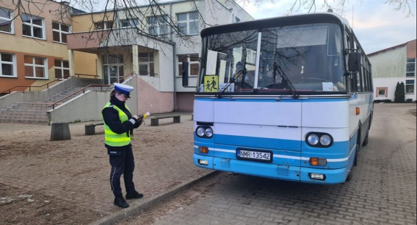 Policjanci kontrolują autokary