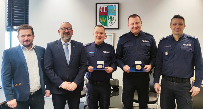 Policjanci: sierż. Damian Bieniek i mł. asp. Kamil Gadomski odznaczeni medalami Gloria Prasnensis Terrae