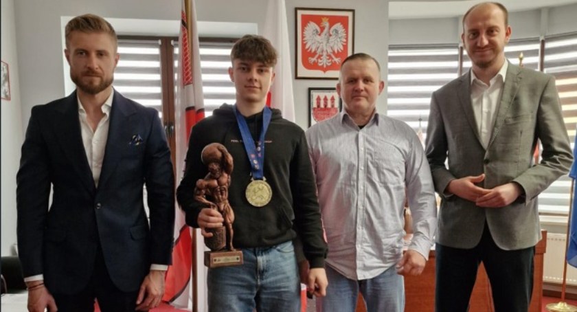 Jakub Bońkowski i jego trener Cezary Pykała gościł w Urzędzie Miasta