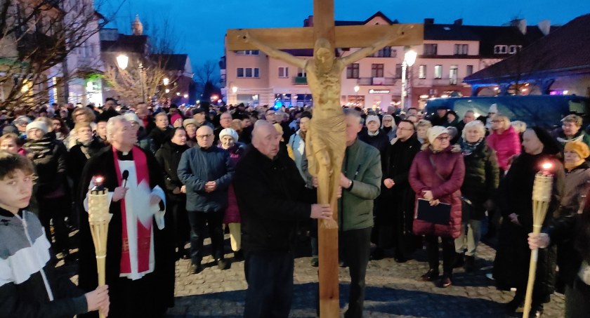 Ulicami Przasnysza przeszła Miejska Droga Krzyżowa 