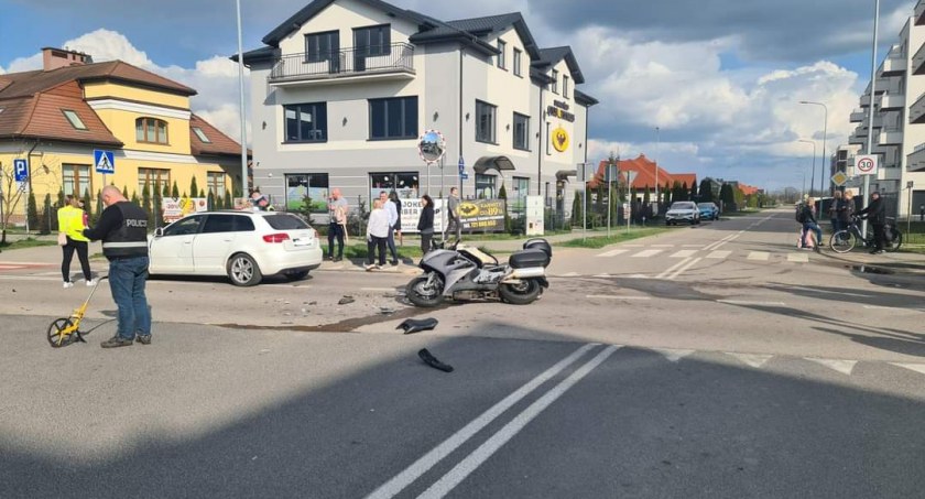 Zderzenie osobówki z motocyklem. Dwie osoby poszkodowane