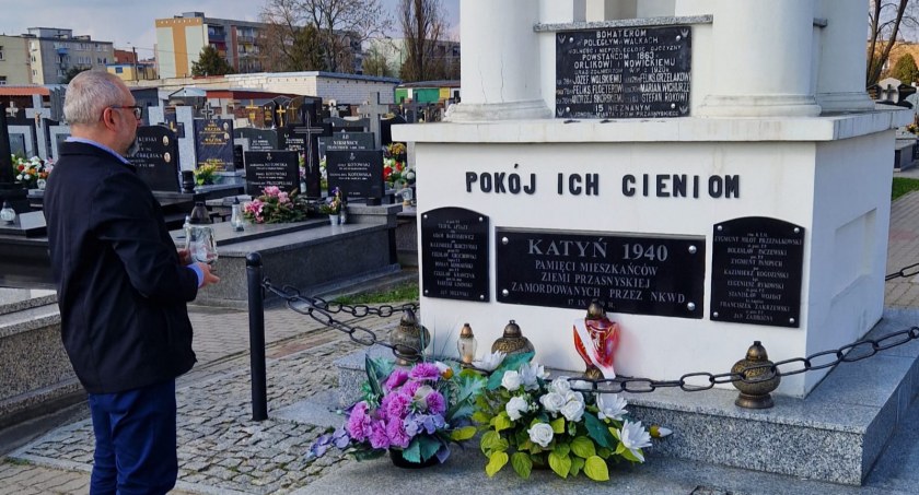 Starosta Krzysztof Bieńkowski uczcił w Przasnyszu Dzień Pamięci Ofiar Zbrodni Katyńskiej