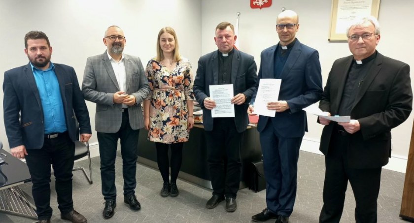 Umowy z proboszczami parafii na dotacje na konserwację zabytków w powiecie przasnyskim podpisane!