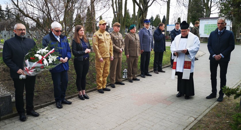 Delegacja Starostwa, przedstawiciele jednostek organizacyjnych powiatu oraz służb mundurowych upamiętniły 13. rocznicę katastrofy smoleńskiej