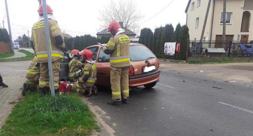 Zderzenie osobówek na Pukiańca w Przasnyszu. Jedna osoba trafiła do szpitala