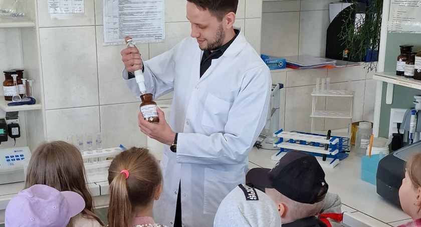 Przedszkolaki odwiedziły Stację Uzdatniania Wody oraz Miejską Pasiekę w Przasnyszu 
