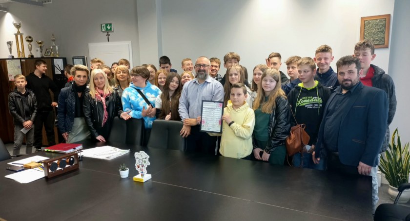 Uczniowie ze Szkoły Podstawowej w Krzynowłodze Małej odwiedzili Starostwo Powiatowe