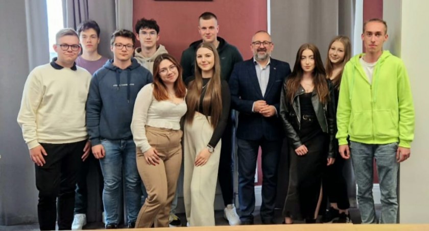 Młodzieżowa Rada Powiatu Przasnyskiego doceniła wybudowanie kompleksu odkrytych basenów w Przasnyszu