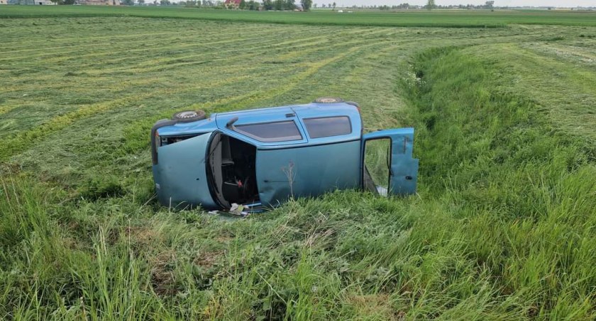 Dachował. Był nietrzeźwy i prowadził na zakazie