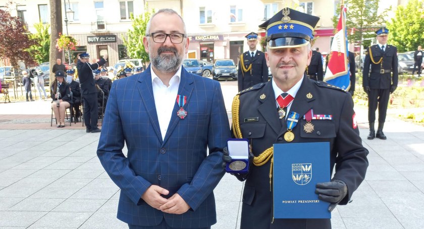 Komendant Powiatowy PSP Waldemar Białczak odznaczony medalem „Gloria Prasnensis Terrae” przez starostę Krzysztofa Bieńkowskiego podczas powiatowych obchodów Dnia Strażaka