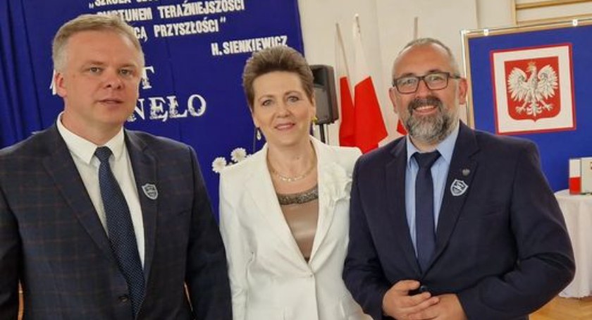 Starosta Krzysztof Bieńkowski oraz Wiceprzewodniczący Rady Powiatu Leszek Czarzasty wzięli udział w jubileuszu 100-lecia Szkoły Podstawowej w Czernicach Borowych
