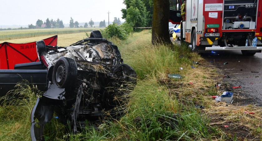 Tragiczny wypadek na drodze. Jeden z podróżujących zginął, drugi trafi do aresztu
