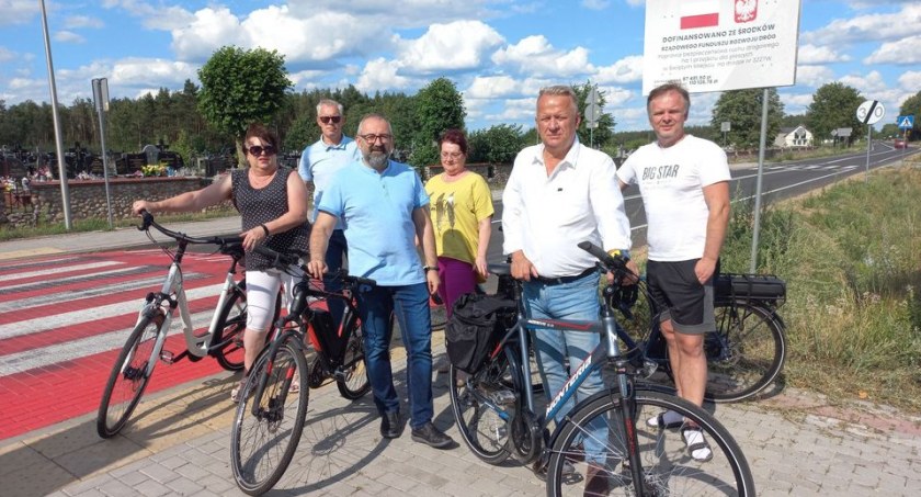Remont drogi powiatowej szczęśliwie zakończony! Władze Powiatu Przasnyskiego przetestowały nową ścieżkę rowerową Przasnysz-Dębiny