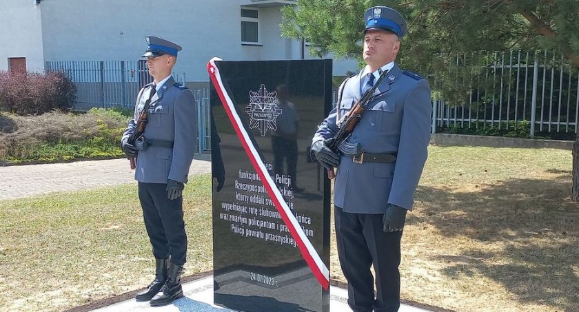 Święto Policji w Przasnyszu. Powiat Przasnyski wsparł budowę pomnika upamiętniającego funkcjonariuszy, którzy oddali życie na służbie