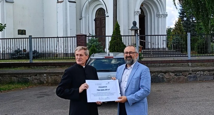 Starosta Krzysztof Bieńkowski wręczył symboliczny czek na odnowienie kościoła p.w. Trójcy Przenajświętszej w Chorzelach