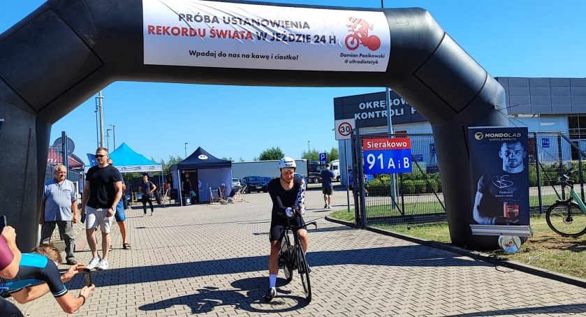 Damian Pazikowski pobił rekord Polski w 24-godzinnej jeździe na rowerze!!! Tłumy obserwowały zmagania ultradietetyk na Strefie Gospodarczej w Sierakowie 