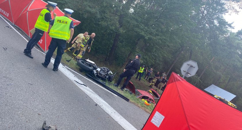 Tragiczny wypadek. Nie żyje motocyklista i pasażerka auta