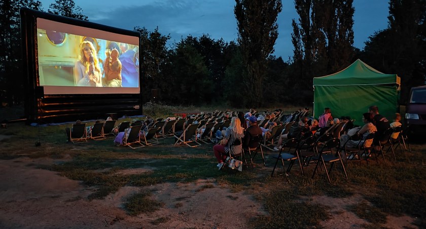 Teatr i kino z rodziną. Tym razem Powiat Przasnyski zaprosił mieszkańców na film pt. „Detektyw Bruno”.