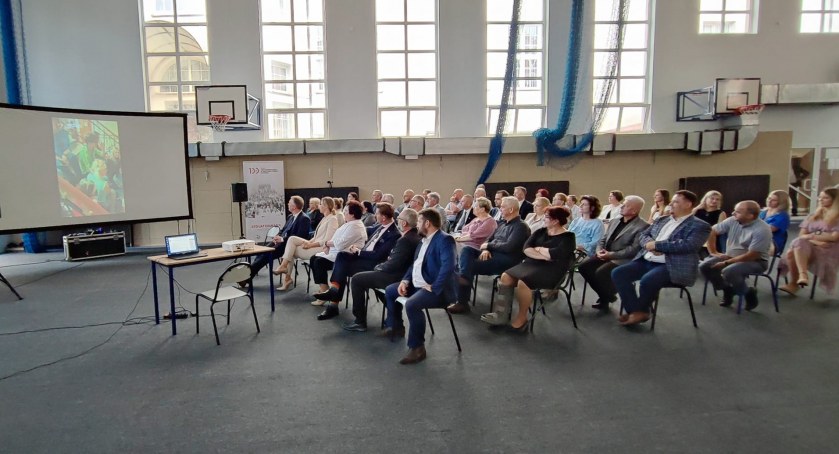 Za nami uroczysta inauguracja wyremontowanej sali gimnastycznej w LO im. KEN z udziałem władz i radnych Powiatu Przasnyskiego!
