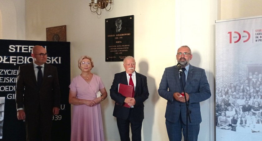 Starostwo Powiatowe w Przasnyszu na straży lokalnej historii: odsłonięcie tablicy Stefana Gołębiowskiego