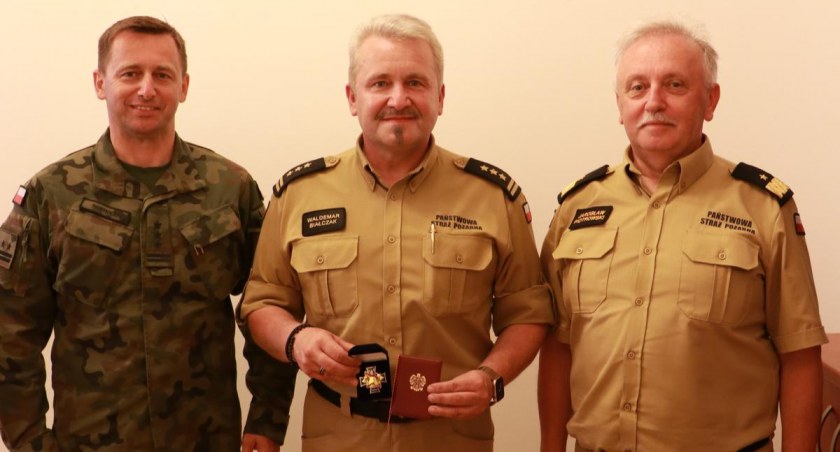 Waldemar Białczak Komendant PSP w Przasnyszu uhonorowany Odznaką Pamiątkową Wojskowej Ochrony Przeciwpożarowej