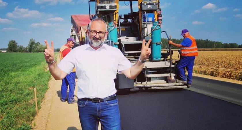 Przebudowa drogi powiatowej Gołymin – Łukowo – Mosaki – Krasne dobiega końca: Starosta Krzysztof Bieńkowski osobiście nadzorował finałowe prace!