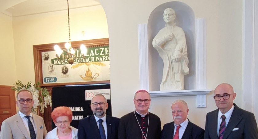 Do Liceum Ogólnokształcącego im. KEN w Przasnyszu powróciła figura św. Stanisława Kostki