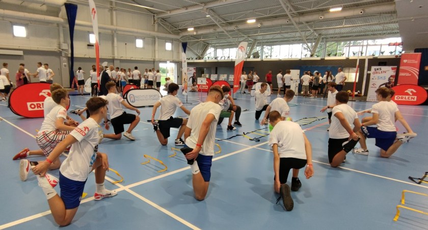 Bądź aktywny z mistrzem. Gwiazda lekkoatletyki Joanna Jóźwik inspirowała uczniów w ZSP w Przasnyszu