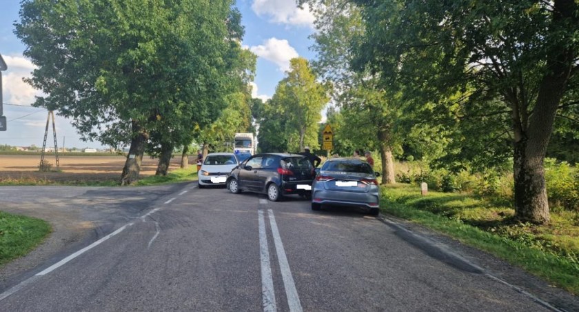 Zderzenie trzech osobówek w gminie Czernice Borowe. Jedna osoba trafiła do szpitala