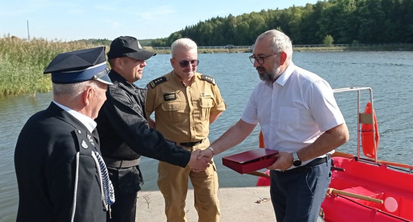 Władze Powiatu Przasnyskiego przekazały na ręce strażaków OSP Rycice silnik do łodzi ratowniczej!