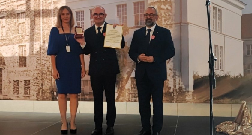 LO im. KEN w Przasnyszu ma 100 lat! Podczas uroczystej gali władze Powiatu Przasnyskiego nagrodziły szkołę medalem Gloria Prasnensis Terrae