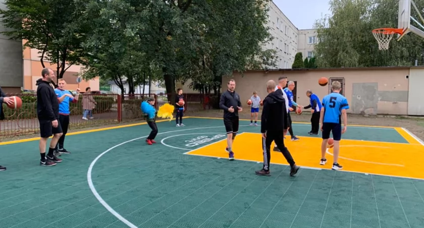 Uroczyste otwarcie boiska do koszykówki przy SP1