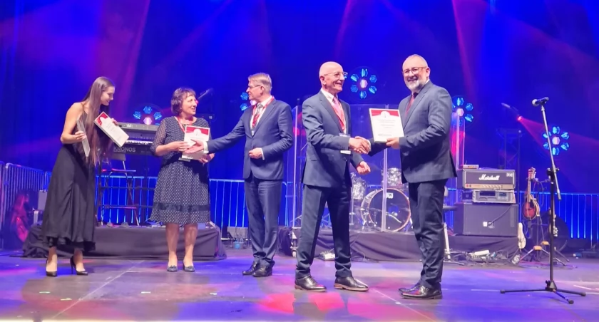 Powiat Przasnyski liderem inwestycji na Mazowszu! Starosta Krzysztof Bieńkowski uhonorowany podczas XXI Samorządowego Forum Kapitału i Finansów w Katowicach.