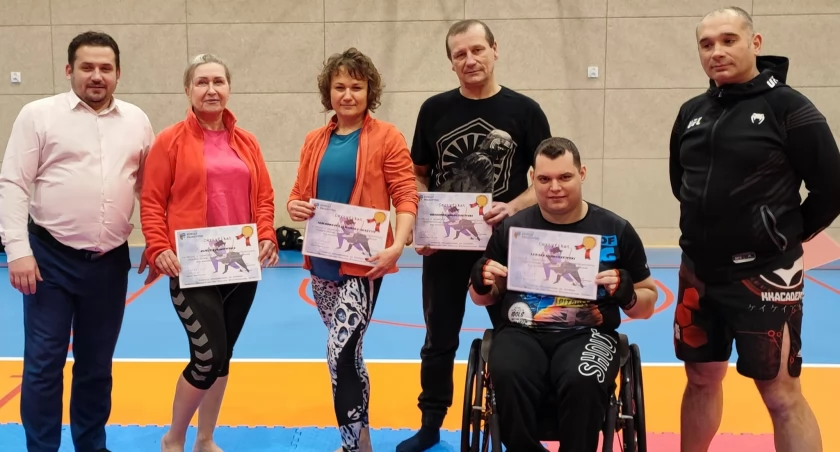Starosta Paweł Mostowy pogratulował uczestnikom kursu samoobrony 