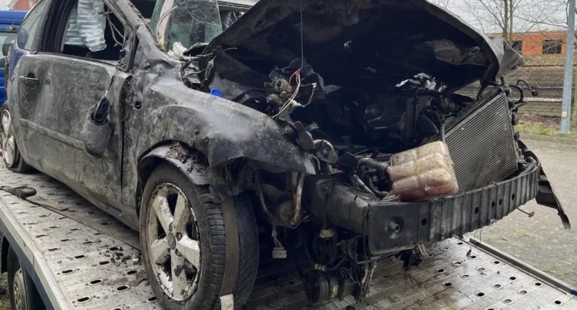 Policjanci wyjaśniają okoliczności zdarzenia drogowego