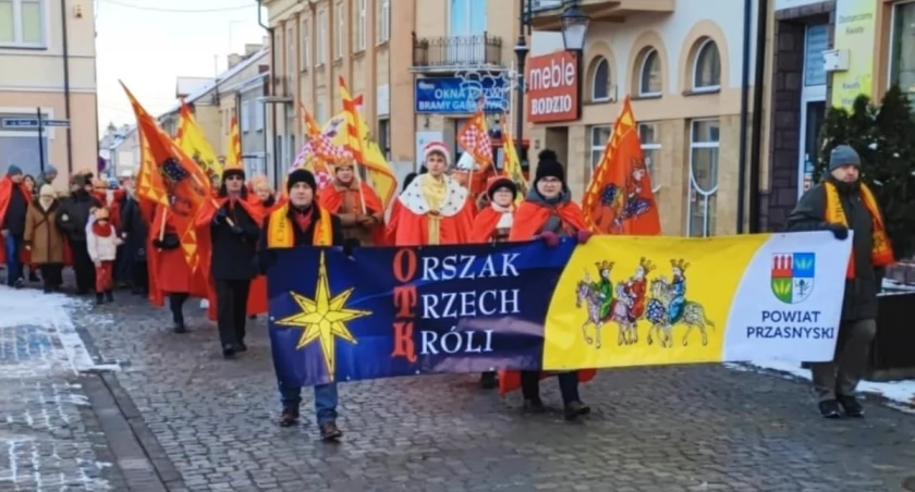 Radosny Orszak Trzech Króli przemaszerował przez miasto Przasnysz