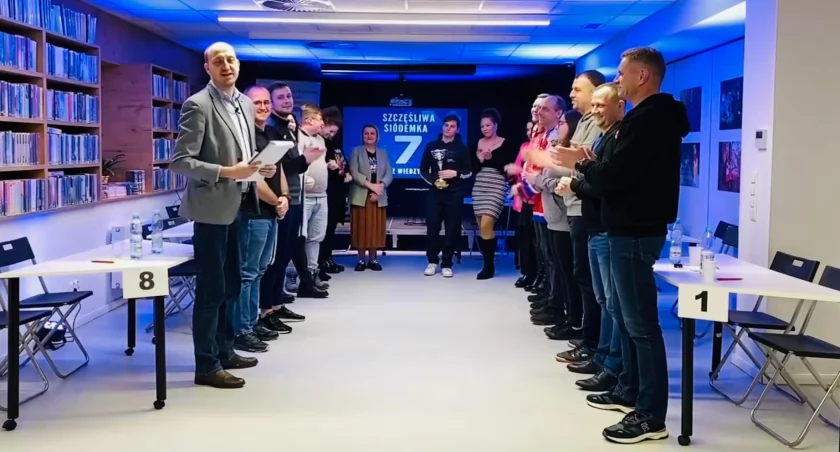 MKS Przasnysz zwycięża w teleturnieju „Szczęśliwa Siódemka”