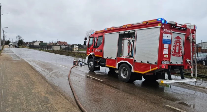 Kolejowa w Przasnyszu pod wodą. Interweniowała Straż Pożarna