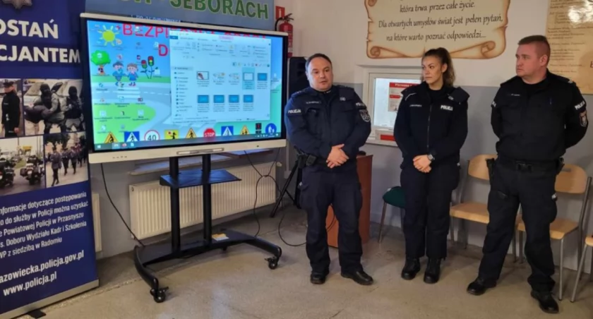 Spotkanie Policjantów z rodzicami uczniów Szkoły Podstawowej w Romanach-Seborach