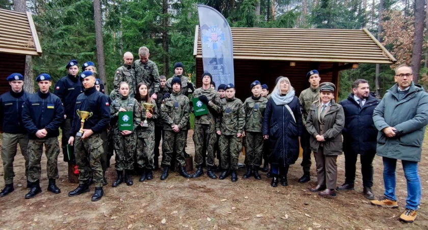 Uczniowie klas mundurowych zaliczyli bieg na orientację 