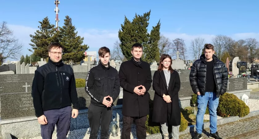 Młodzież z Klubu Młodego Historyka uporządkowała istotne miejsca na cmentarzu parafialnym