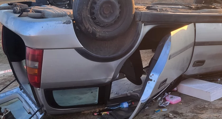 Dachowanie auta w Jednorożcu. Trzy osoby poczkodowane